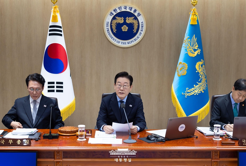이재명 대통령이 11일 서울 용산 대통령실 청사에서 열린 국무회의를 주재하고 있다.