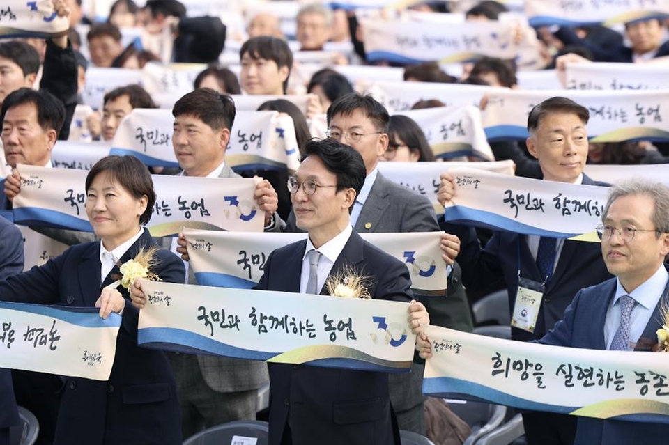 김민석 국무총리가 11일 강원도 원주시 젊음의광장에서 열린 제30회 농업인의 날 기념식에 참석, 기념사 및 기념촬영을 하고 있다.