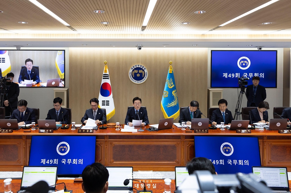 이재명 대통령이 11일 서울 용산 대통령실 청사에서 열린 국무회의를 주재하고 있다.