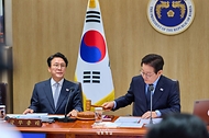 이재명 대통령이 11일 서울 용산 대통령실 청사에서 열린 국무회의에서 의사봉을 두드리고 있다.