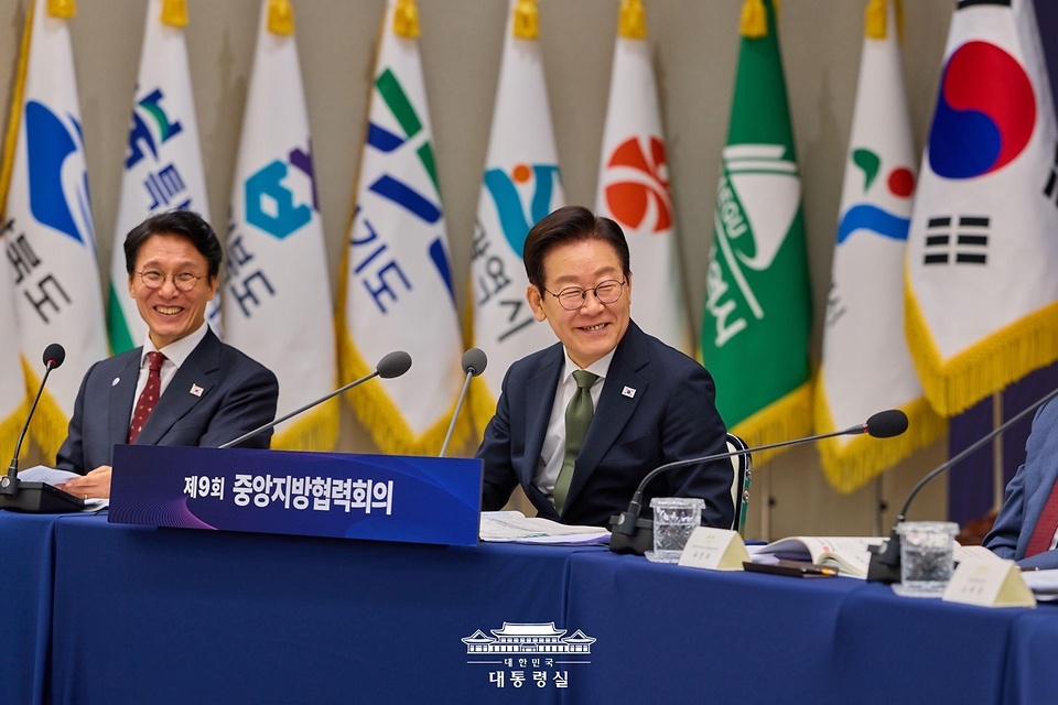 이재명 대통령이 12일 서울 용산 대통령실 청사에서 열린 중앙지방협력회의에서 미소 짓고 있다.