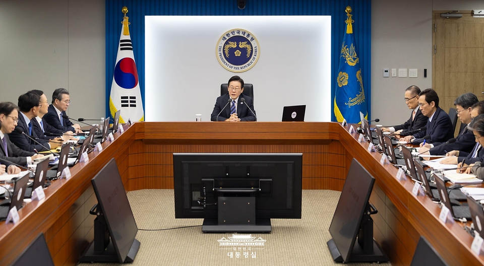 이재명 대통령이 13일 서울 용산 대통령실 청사에서 열린 수석보좌관회의에서 발언하고 있다. 