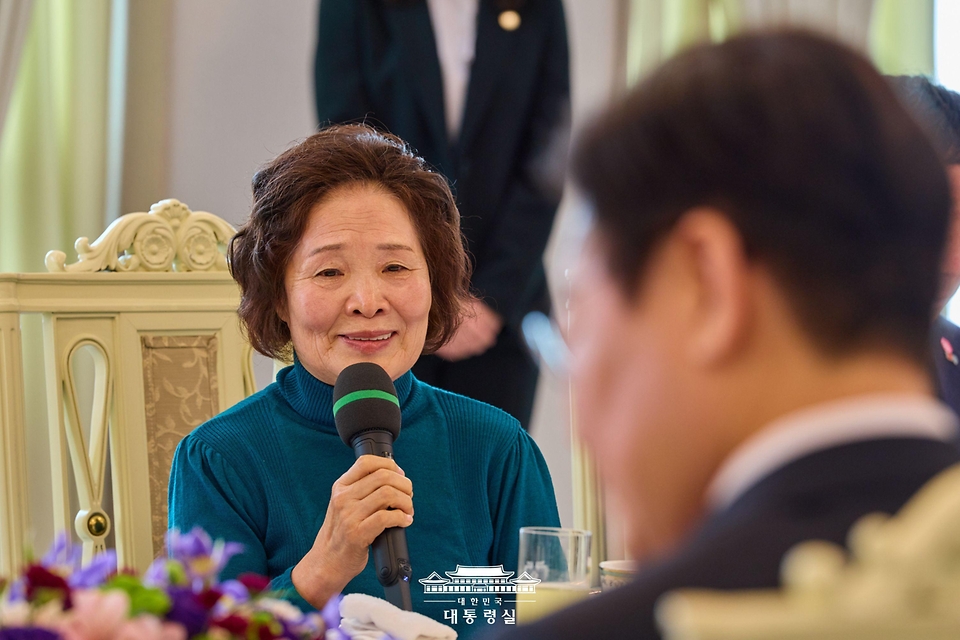 민주화실천가족운동협의회 참석자가 13일 서울 용산 대통령실 청사에서 열린 민주화실천가족운동협의회 초청 오찬 간담회에서 발언을 하고 있다.