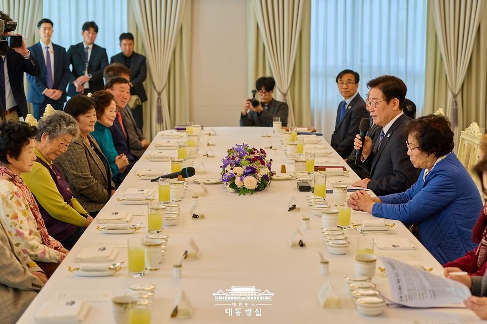 이재명 대통령이 13일 서울 용산 대통령실 청사에서 열린 민주화실천가족운동협의회 초청 오찬 간담회에서 인사말을 하고 있다.
