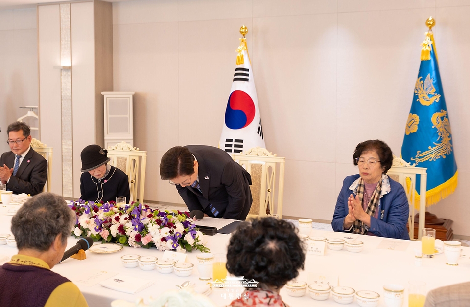 이재명 대통령이 13일 서울 용산 대통령실 청사에서 열린 민주화실천가족운동협의회 초청 오찬 간담회에서 참석자들에게 민주주의 진전 기여에 감사 인사를 하고 있다.