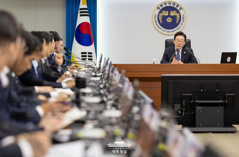 이재명 대통령이 13일 서울 용산 대통령실 청사에서 열린 수석보좌관회의에서 발언하고 있다. 