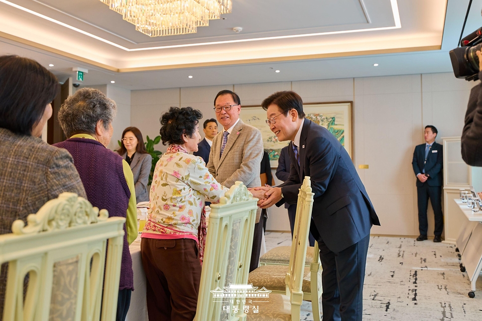 이재명 대통령이 13일 서울 용산 대통령실 청사에서 열린 민주화실천가족운동협의회 초청 오찬 간담회에서 참석자들과 인사하고 있다.