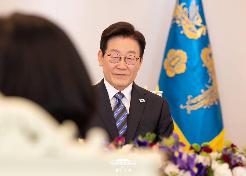 이재명 대통령이 13일 서울 용산 대통령실 청사에서 열린 민주화실천가족운동협의회 초청 오찬 간담회에 참석해 있다. 