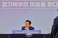 이재명 대통령이 14일 경기 파주시 라이브러리스테이 지지향에서 열린 '경기 북부의 마음을 듣다' 타운홀 미팅에서 참석자들의 질문을 경청하고 있다.