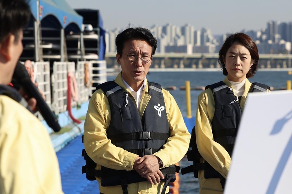 김민석 국무총리가 14일 광진구 한강 뚝섬지구 한강수상안전교육장을 방문, 운영 현황 등을 보고 받고 있다.