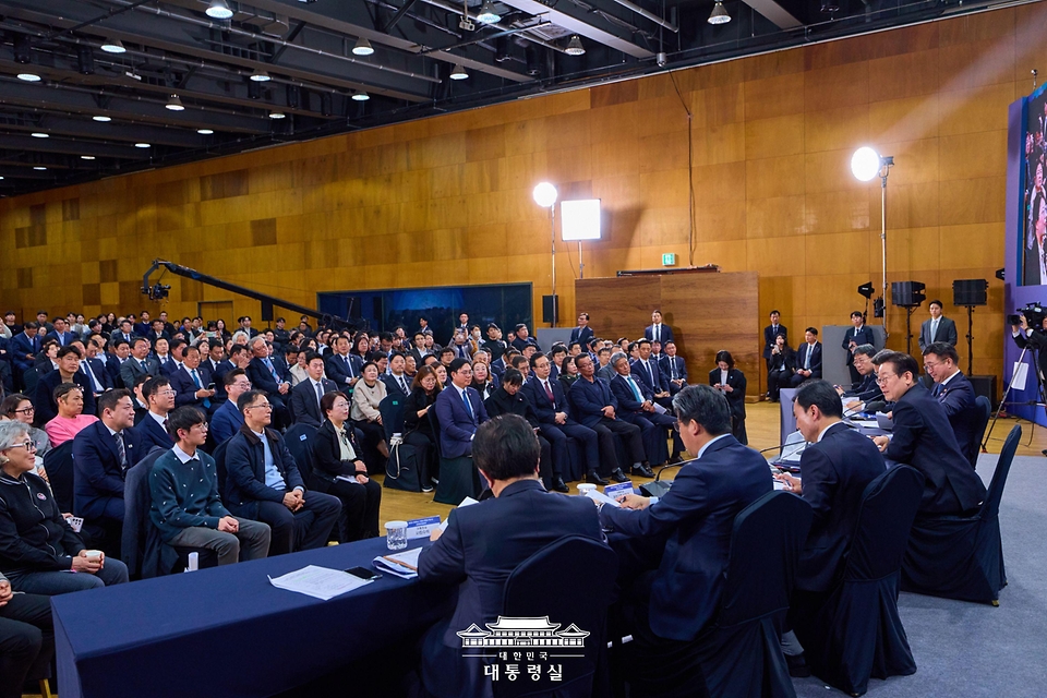 이재명 대통령이 14일 경기 파주시 라이브러리스테이 지지향에서 열린 '경기 북부의 마음을 듣다' 타운홀 미팅에서 참석자들의 질문을 경청하고 있다.