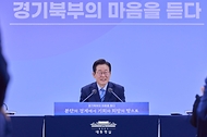 이재명 대통령이 14일 경기 파주시 라이브러리스테이 지지향에서 열린 '경기 북부의 마음을 듣다' 타운홀 미팅에서 발언하고 있다.