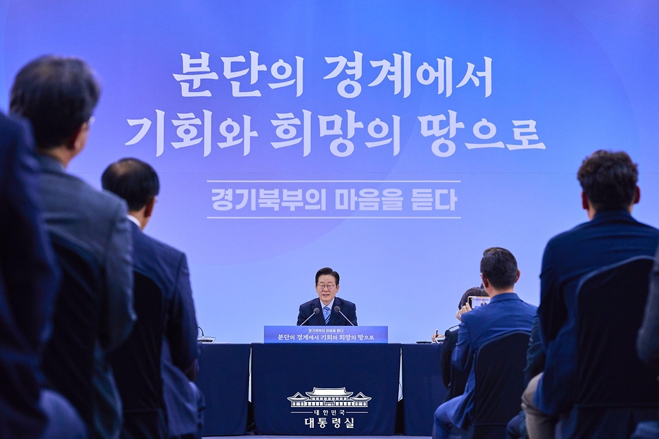 이재명 대통령이 14일 경기 파주시 라이브러리스테이 지지향에서 열린 '경기 북부의 마음을 듣다' 타운홀 미팅에서 발언하고 있다.