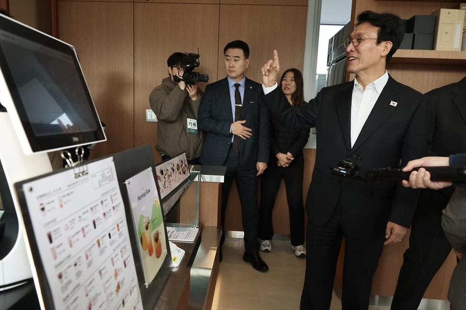 김민석 국무총리가 13일 서울 은평구 '은평 에피소드 CAFE'를 방문, 카페 개소를 준비하는 자립준비 청년들을 격려하고 있다.