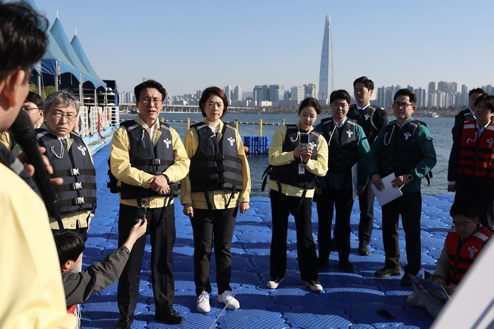 김민석 국무총리가 14일 광진구 한강 뚝섬지구 한강수상안전교육장을 방문, 운영 현황 등을 보고 받고 있다.