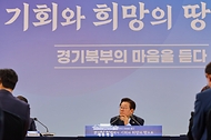 이재명 대통령이 14일 경기 파주시 라이브러리스테이 지지향에서 열린 '경기 북부의 마음을 듣다' 타운홀 미팅에서 참석자들의 질문을 경청하고 있다.