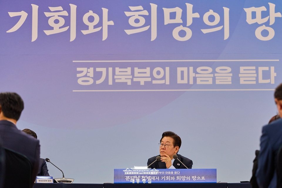 이재명 대통령이 14일 경기 파주시 라이브러리스테이 지지향에서 열린 '경기 북부의 마음을 듣다' 타운홀 미팅에서 참석자들의 질문을 경청하고 있다.