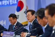 이재명 대통령이 14일 경기 파주시 라이브러리스테이 지지향에서 열린 '경기 북부의 마음을 듣다' 타운홀 미팅에서 발언하고 있다.