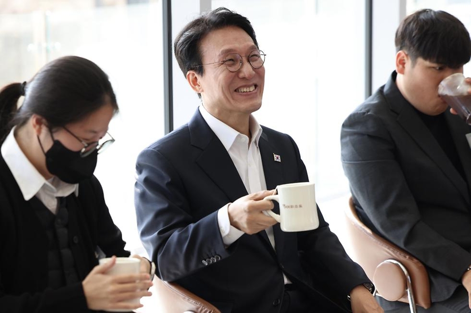 김민석 국무총리가 13일 서울 은평구 '은평 에피소드 CAFE'를 방문, 카페 개소를 준비하는 자립준비 청년들을 격려하고 있다.