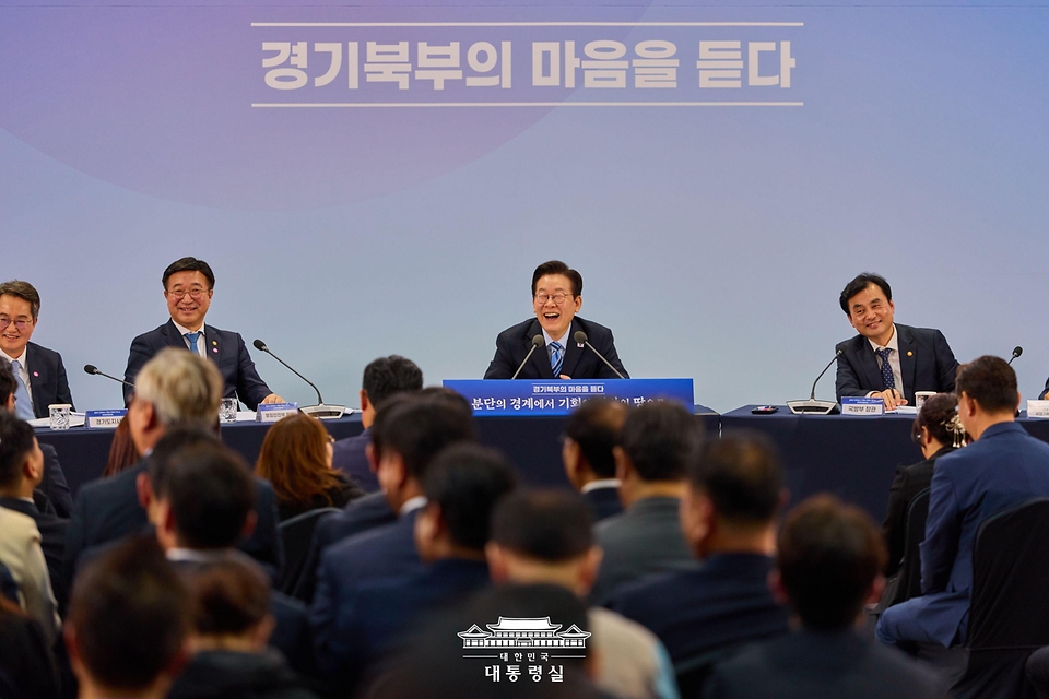 이재명 대통령이 14일 경기 파주시 라이브러리스테이 지지향에서 열린 '경기 북부의 마음을 듣다' 타운홀 미팅에서 발언하고 있다.