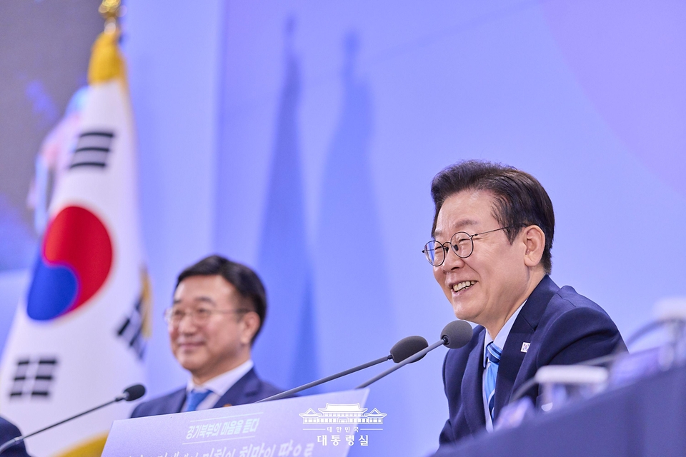 이재명 대통령이 14일 경기 파주시 라이브러리스테이 지지향에서 열린 '경기 북부의 마음을 듣다' 타운홀 미팅에서 발언하고 있다.