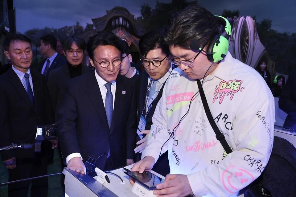 김민석 국무총리가 15일 부산 해운대구 벡스코에서 열린 국제게임전시회 지스타 2025를 방문, 전시장을 둘러보고 있다.