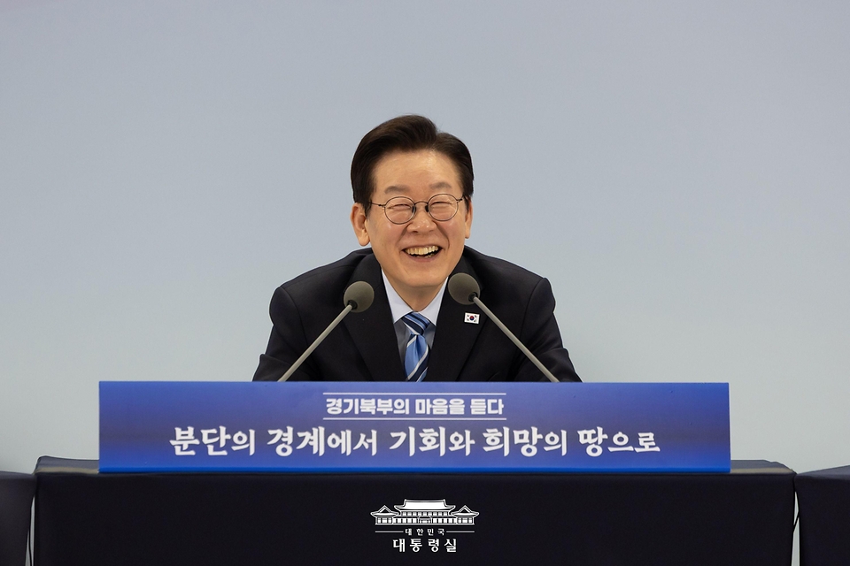 이재명 대통령이 14일 경기 파주시 라이브러리스테이 지지향에서 열린 '경기 북부의 마음을 듣다' 타운홀 미팅에서 발언하고 있다.