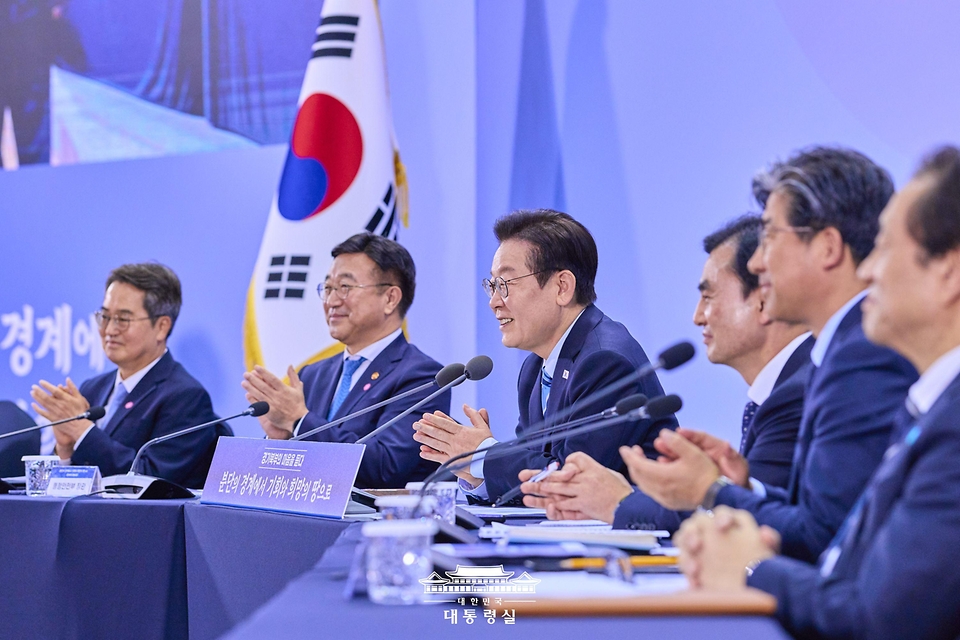 이재명 대통령이 14일 경기 파주시 라이브러리스테이 지지향에서 열린 '경기 북부의 마음을 듣다' 타운홀 미팅에서 발언하고 있다.