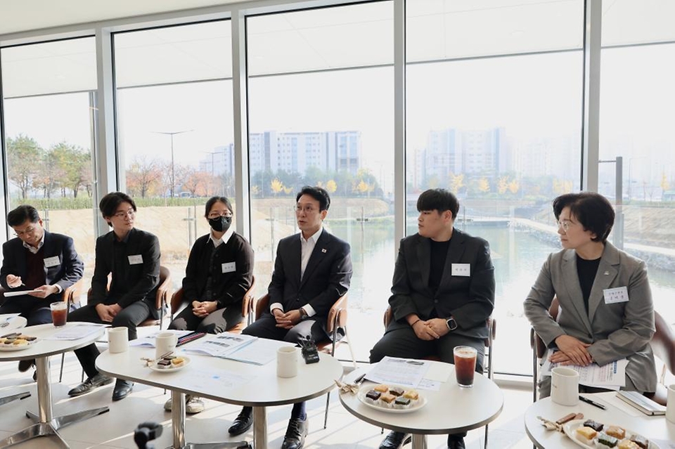 김민석 국무총리가 13일 서울 은평구 '은평 에피소드 CAFE'를 방문, 카페 개소를 준비하는 자립준비 청년들을 격려하고 있다.