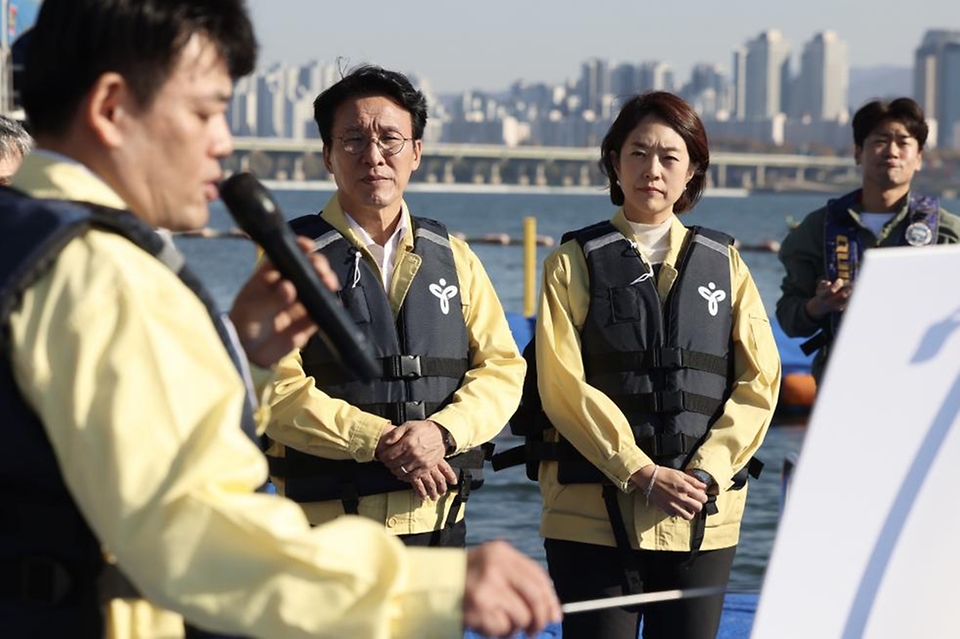 김민석 국무총리가 14일 광진구 한강 뚝섬지구 한강수상안전교육장을 방문, 운영 현황 등을 보고 받고 있다.