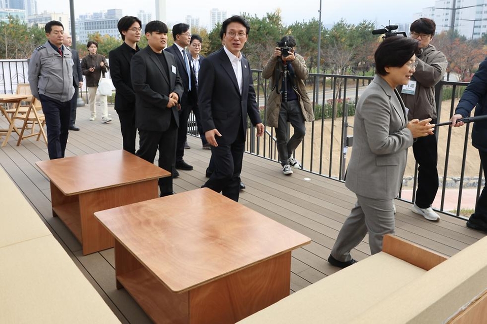 김민석 국무총리가 13일 서울 은평구 '은평 에피소드 CAFE'를 방문, 카페 개소를 준비하는 자립준비 청년들을 격려하고 있다.