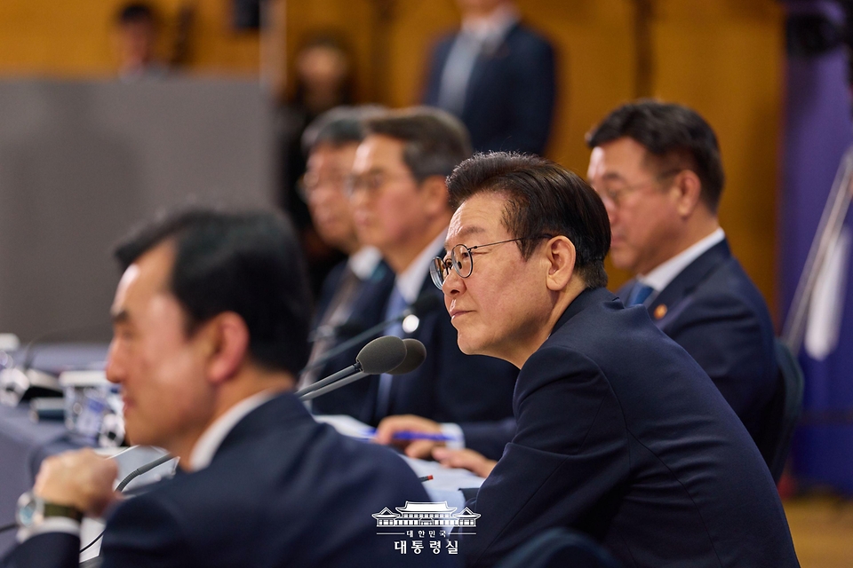 이재명 대통령이 14일 경기 파주시 라이브러리스테이 지지향에서 열린 '경기 북부의 마음을 듣다' 타운홀 미팅에서 참석자들의 질문을 경청하고 있다.