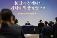 이재명 대통령이 14일 경기 파주시 라이브러리스테이 지지향에서 열린 '경기 북부의 마음을 듣다' 타운홀 미팅에서 참석자들의 질문을 경청하고 있다.