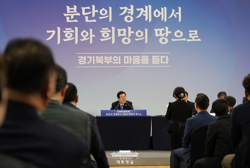 이재명 대통령이 14일 경기 파주시 라이브러리스테이 지지향에서 열린 '경기 북부의 마음을 듣다' 타운홀 미팅에서 참석자들의 질문을 경청하고 있다.