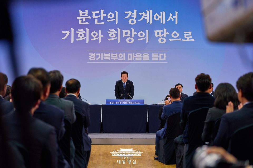 이재명 대통령이 14일 경기 파주시 라이브러리스테이 지지향에서 열린 '경기 북부의 마음을 듣다' 타운홀 미팅에서 인사하고 있다.