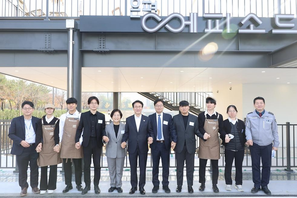 김민석 국무총리가 13일 서울 은평구 '은평 에피소드 CAFE'를 방문, 카페 개소를 준비하는 자립준비 청년들을 격려하고 있다.