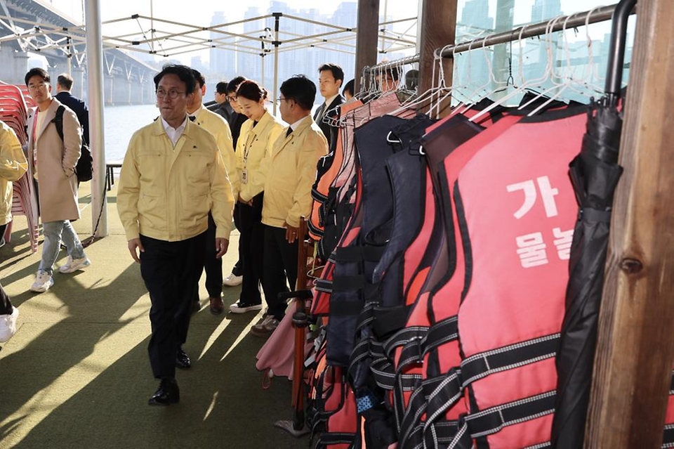 김민석 국무총리가 14일 광진구 한강 뚝섬지구 한강수상안전교육장을 방문, 운영 현황 등을 보고 받고 있다.