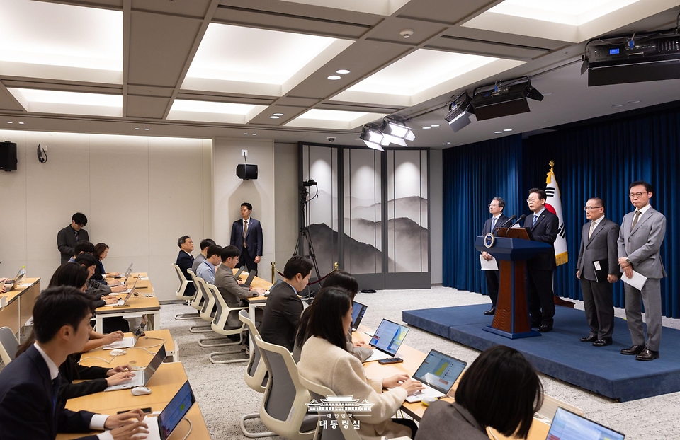 이재명 대통령이 14일 서울 용산 대통령실 청사에서 한·미 팩트시트 타결 결과를 발표하고 있다.