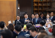 이재명 대통령이 14일 경기 파주시 라이브러리스테이 지지향에서 열린 '경기 북부의 마음을 듣다' 타운홀 미팅에 참석하고 있다.