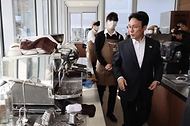 김민석 국무총리가 13일 서울 은평구 '은평 에피소드 CAFE'를 방문, 카페 개소를 준비하는 자립준비 청년들을 격려하고 있다.