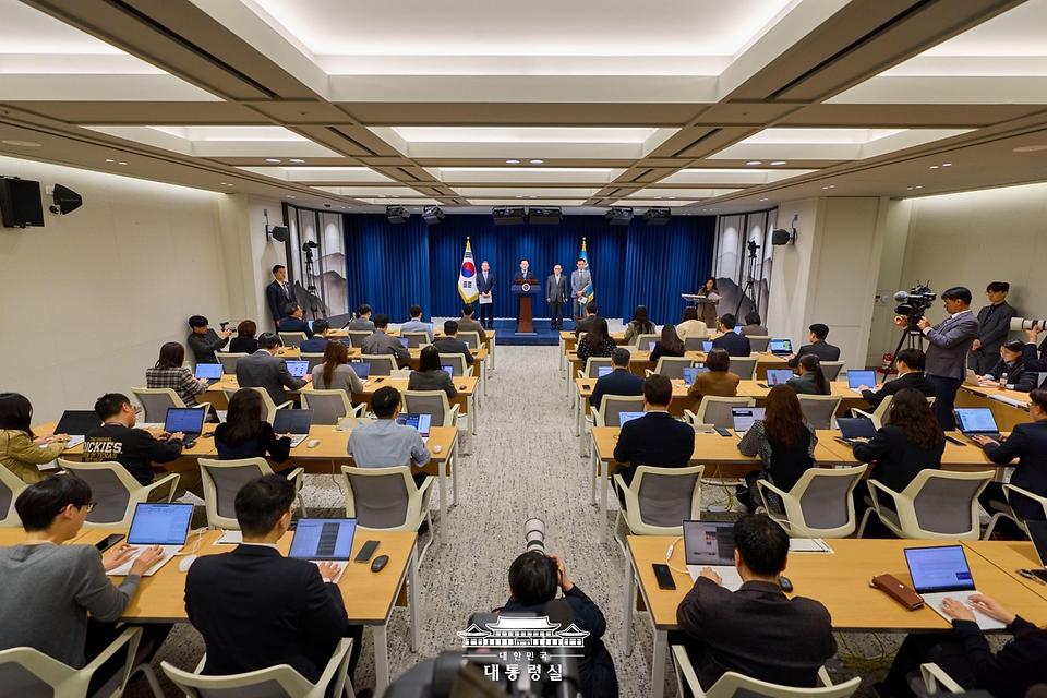 이재명 대통령이 14일 서울 용산 대통령실 청사에서 한·미 팩트시트 타결 결과를 발표하고 있다.