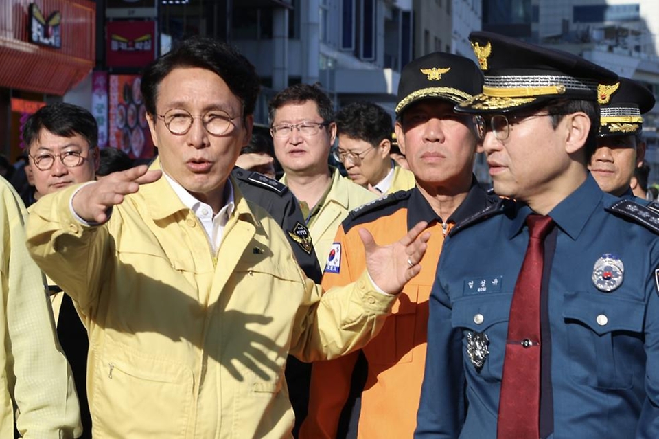 김민석 국무총리가 15일 부산 광안리해수욕장 일대를 돌아보며 부산 불꽃축제 안전관리상황을 점검하고 있다.