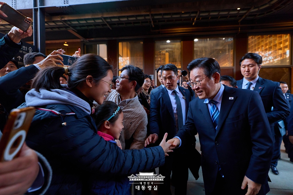 이재명 대통령이 14일 경기 파주시 라이브러리스테이 지지향에서 열린 '경기 북부의 마음을 듣다' 타운홀 미팅에서 참석자들과 인사하고 있다.