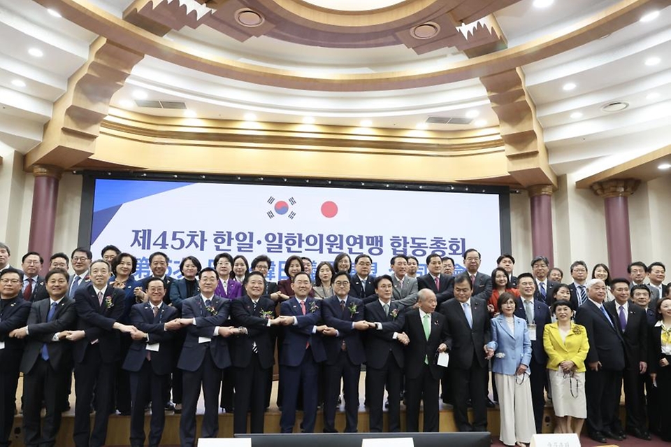 김민석 국무총리가 16일 국회 의원회관에서 열린 제45차 한일·일한의원연맹 합동총회 개막식에 참석, 축사를 하고 있다.