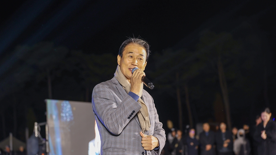 권오을 국가보훈부 장관이 15일 오후 세종시 세종국가보훈광장에서 열린 광복80주년 피날레 '빛나라 대한민국' 행사에 참석하여 기념사를 하고 있다.