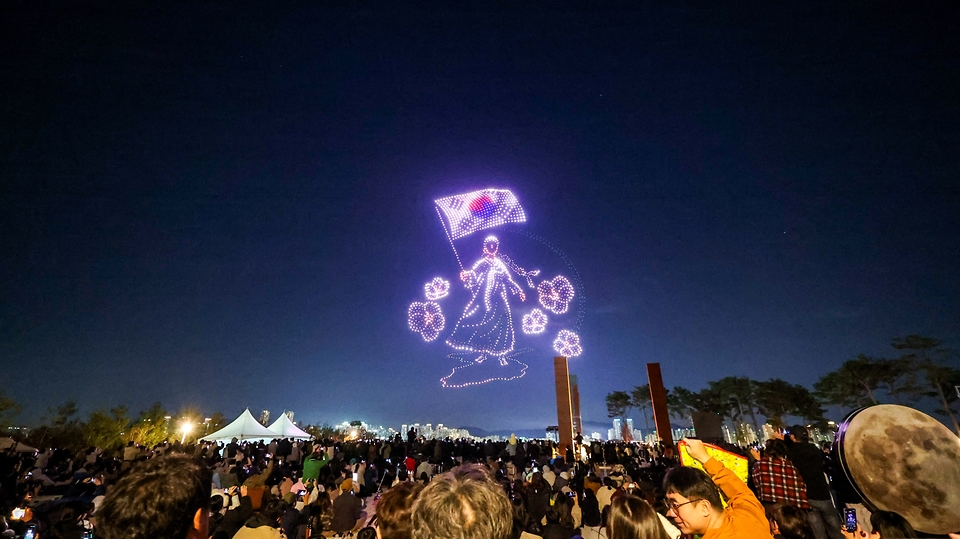 15일 오후 세종시 세종국가보훈광장에서 열린 광복80주년 피날레 '빛나라 대한민국' 행사에서 드론쇼가 펼쳐지고 있다.