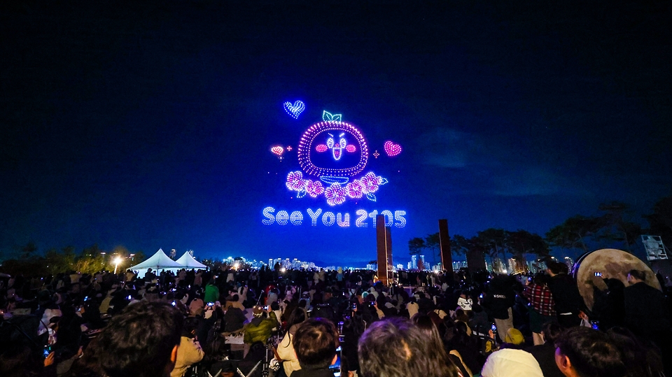 15일 오후 세종시 세종국가보훈광장에서 열린 광복80주년 피날레 '빛나라 대한민국' 행사에서 드론쇼가 펼쳐지고 있다.