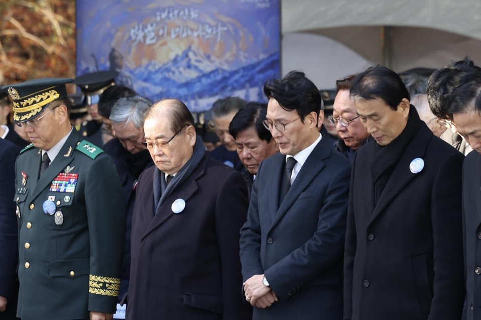 김민석 국무총리가 17일 노원구 육군사관학교에서 열린 제86회 순국선열의 날 기념식에 참석, 기념사를 하고 있다.