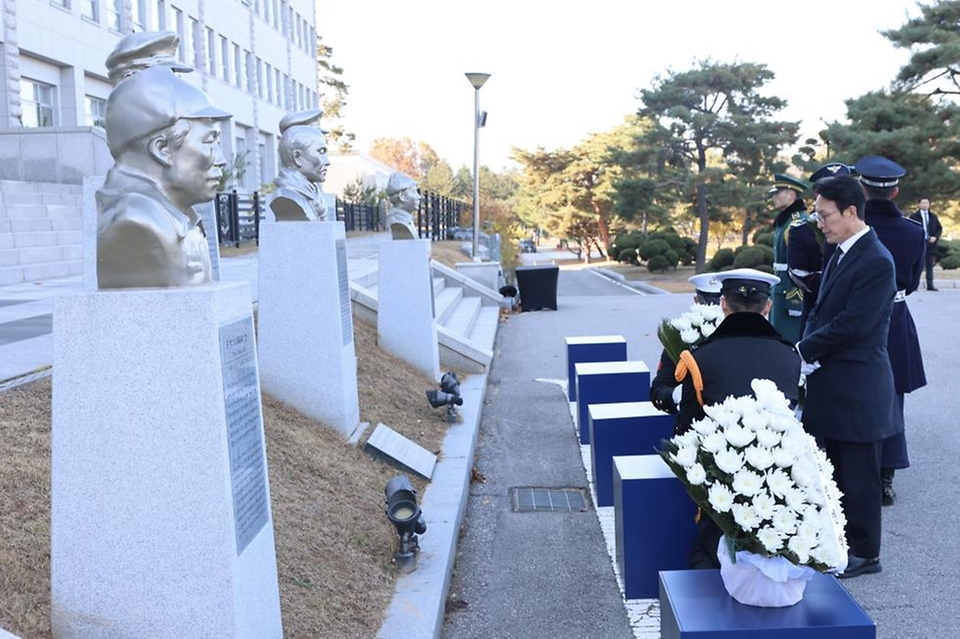 김민석 국무총리가 17일 노원구 육군사관학교에서 열린 제86회 순국선열의 날 기념식에 참석, 기념사를 하고 있다.