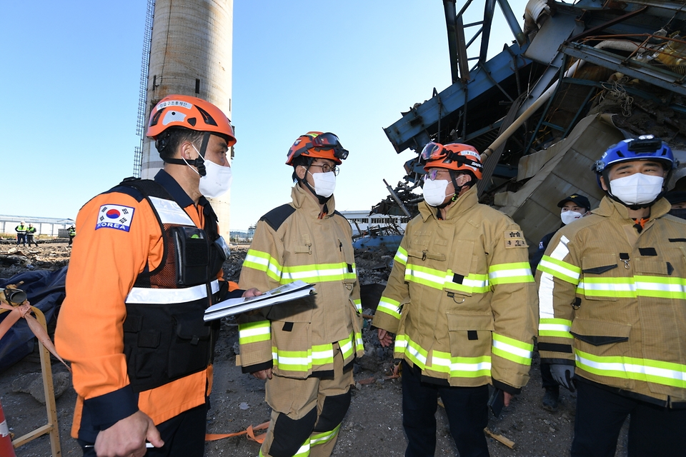 김승룡 소방청장 직무대행은 11일 오전 울산 중구 한국동서발전소 내 붕괴사고와 관련하여, 보일러타워 4호기와 6호기 발파 작업이 완료됨에 따라 본격적인 수색 및 구조작업을 위해 현장을 점검했다.